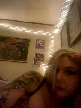 Snapshot of Heavenleigh33 chatting on 12/03/25, 08:45 Heavenleigh33 online show from 12/03/25, 08:45