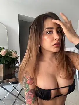 Snapshot of CATALINA_RESTREPO chatting on 12/18/24, 06:46 CATALINA RESTREPO online show from 12/18/24, 06:46