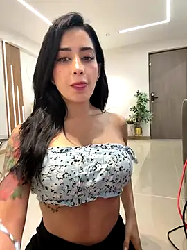 Snapshot of CATALINA_RESTREPO chatting on 10/06/25, 01:25 CATALINA RESTREPO online show from 10/06/25, 01:25