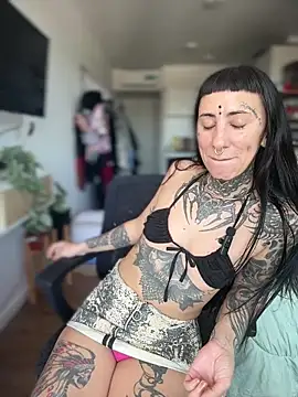 Snapshot of samisamsx chatting on 12/19/25, 04:58 samisamsx online show from 12/19/25, 04:58