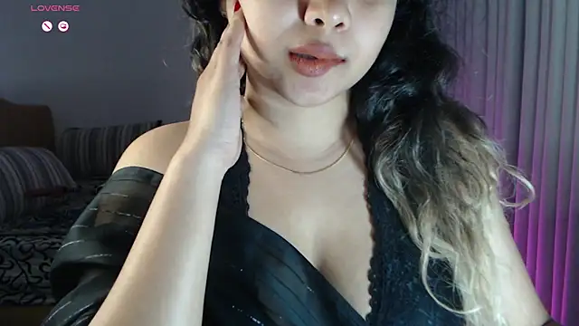 Snapshot of _neesha_414_ chatting on 09/17/25, 05:47 neesha 414 online show from 09/17/25, 05:47