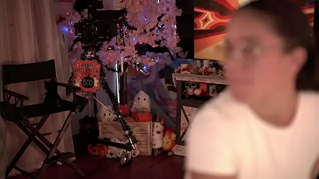 Nikki Torres online show from 11/06/25, 01:50