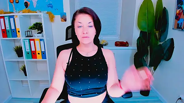 Snapshot of AnaMills chatting on 12/18/25, 10:32 AnaMills online show from 12/18/25, 10:32