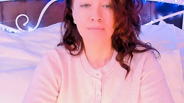 Snapshot of AnaMills chatting on 12/20/25, 10:11 AnaMills online show from 12/20/25, 10:11