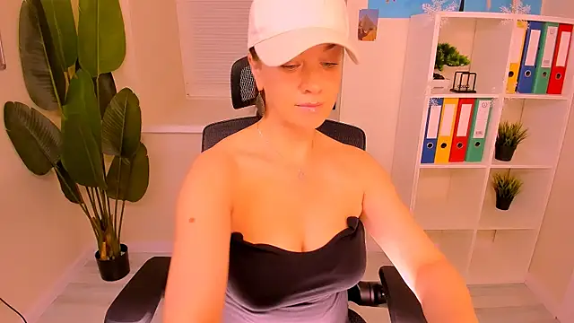 Snapshot of AnaMills chatting on 12/23/25, 10:13 AnaMills online show from 12/23/25, 10:13