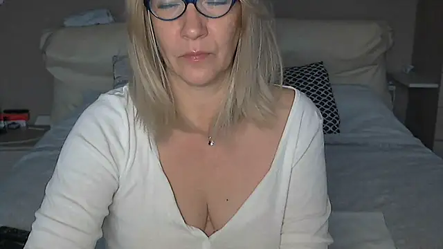 Snapshot of -K-- chatting on 12/04/25, 10:24 -K-- online show from 12/04/25, 10:24