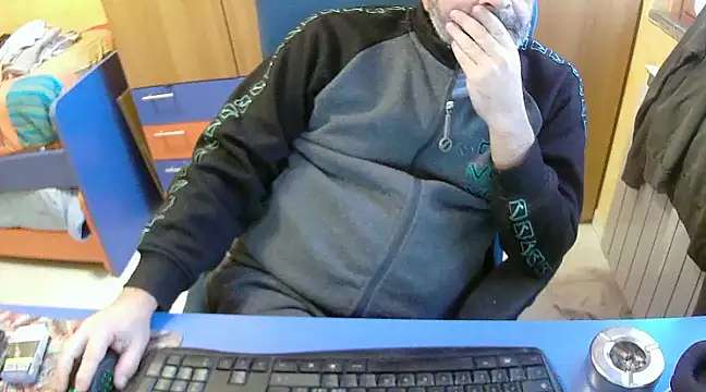 Snapshot of Tango128 chatting on 12/21/24, 07:13 Tango128 online show from 12/21/24, 07:13