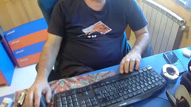 Snapshot of Tango128 chatting on 09/18/25, 07:10 Tango128 online show from 09/18/25, 07:10