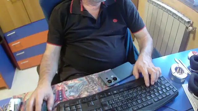 Snapshot of Tango128 chatting on 09/22/25, 06:37 Tango128 online show from 09/22/25, 06:37