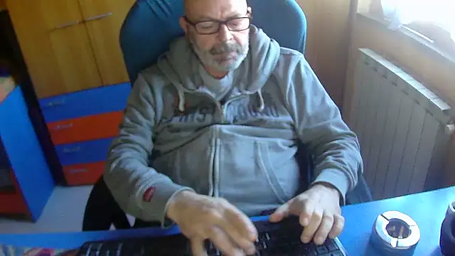 Snapshot of Tango128 chatting on 10/28/25, 10:41 Tango128 online show from 10/28/25, 10:41