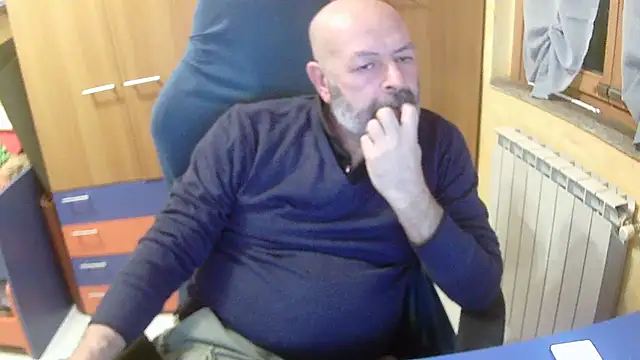 Snapshot of Tango128 chatting on 11/14/25, 05:44 Tango128 online show from 11/14/25, 05:44