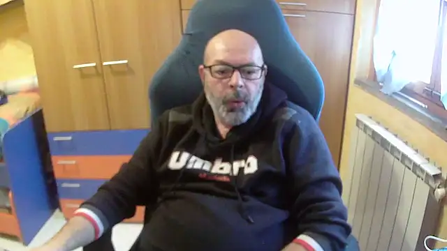 Snapshot of Tango128 chatting on 12/15/25, 09:13 Tango128 online show from 12/15/25, 09:13