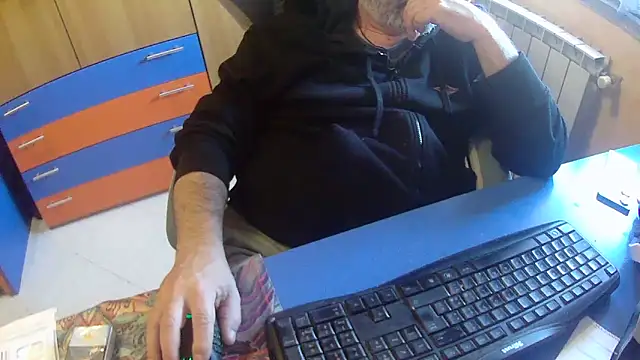 Snapshot of Tango128 chatting on 04/19/26, 08:35 Tango128 online show from 04/19/26, 08:35