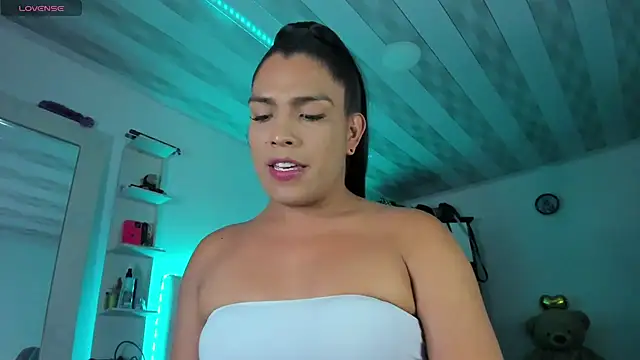 Snapshot of briitany_hot chatting on 02/14/25, 12:19 briitany hot online show from 02/14/25, 12:19