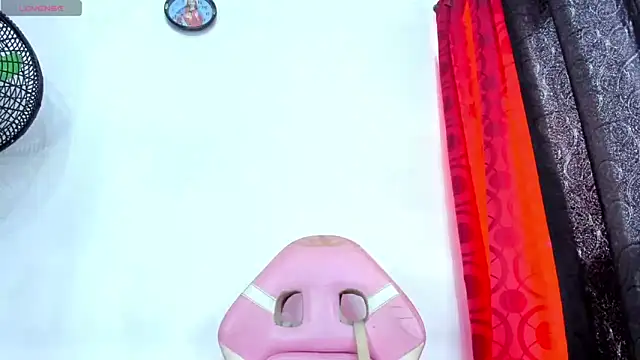 Snapshot of briitany_hot chatting on 09/20/25, 07:37 briitany hot online show from 09/20/25, 07:37