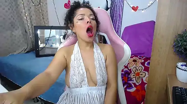 Snapshot of MarilynJones chatting on 12/27/24, 07:18 MarilynJones online show from 12/27/24, 07:18