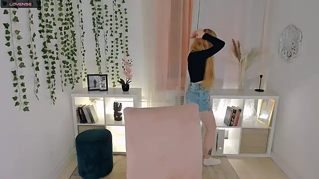 Laly Peach online show from 11/21/25, 04:16