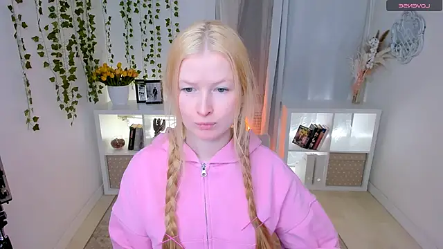 Snapshot of Laly_Peach chatting on 03/04/26, 07:47 Laly Peach online show from 03/04/26, 07:47