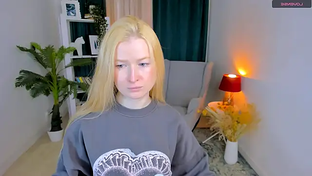 Snapshot of Laly_Peach chatting on 03/18/26, 11:46 Laly Peach online show from 03/18/26, 11:46