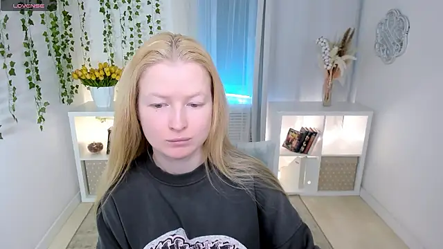 Snapshot of Laly_Peach chatting on 03/21/26, 06:51 Laly Peach online show from 03/21/26, 06:51