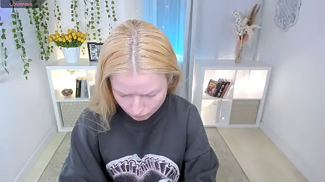 Snapshot of Laly_Peach chatting on 03/21/26, 08:19 Laly Peach online show from 03/21/26, 08:19