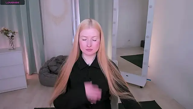 Snapshot of Laly_Peach chatting on 03/29/26, 11:54 Laly Peach online show from 03/29/26, 11:54