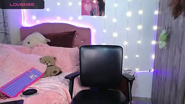 Snapshot of camy_doll chatting on 11/26/25, 08:32 camy doll online show from 11/26/25, 08:32