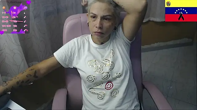 Snapshot of moon_cat85 chatting on 06/30/26, 01:56 moon cat85 online show from 06/30/26, 01:56