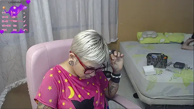 Snapshot of moon_cat85 chatting on 07/14/26, 04:56 moon cat85 online show from 07/14/26, 04:56