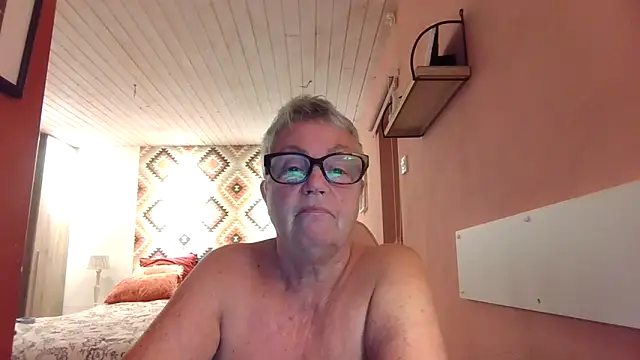 GrannyChrissy68 online show from 09/17/25, 09:38