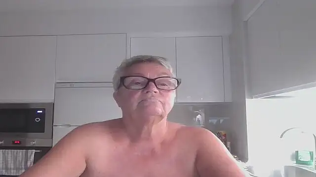 GrannyChrissy68 online show from 10/15/25, 09:48