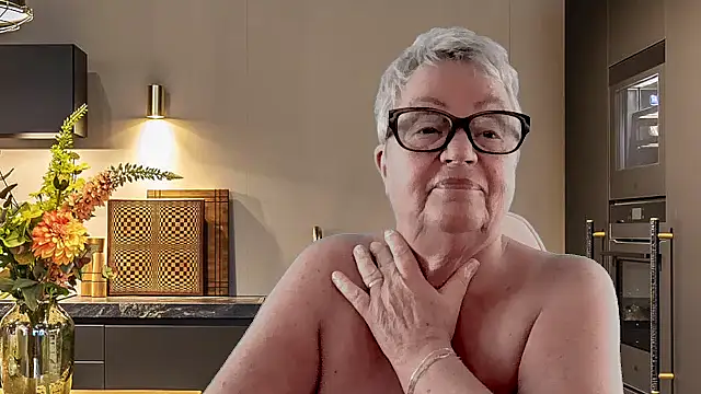 GrannyChrissy68 online show from 03/03/26, 09:21