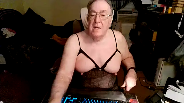 Snapshot of Toastir chatting on 12/18/24, 01:34 Toastir online show from 12/18/24, 01:34