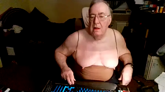 Snapshot of Toastir chatting on 12/23/24, 02:39 Toastir online show from 12/23/24, 02:39