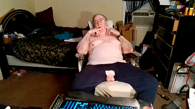 Snapshot of Toastir chatting on 12/24/24, 10:49 Toastir online show from 12/24/24, 10:49