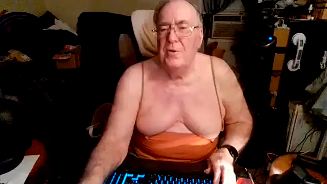 Snapshot of Toastir chatting on 10/15/25, 12:55 Toastir online show from 10/15/25, 12:55