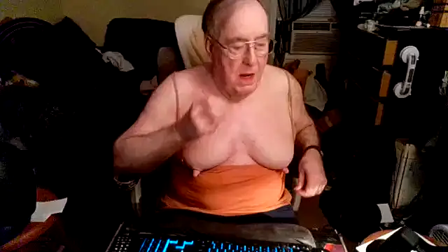 Snapshot of Toastir chatting on 10/20/25, 11:16 Toastir online show from 10/20/25, 11:16