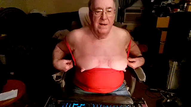 Snapshot of Toastir chatting on 10/28/25, 08:22 Toastir online show from 10/28/25, 08:22