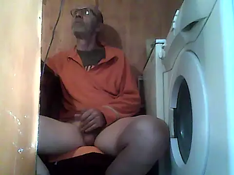 Snapshot of bartolik06 chatting on 10/30/25, 10:16 bartolik06 online show from 10/30/25, 10:16