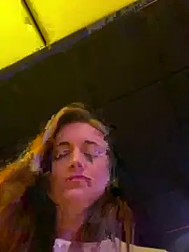 Snapshot of PhotoBabe chatting on 04/06/26, 05:52 PhotoBabe online show from 04/06/26, 05:52