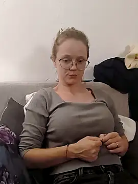 little-leni online show from 10/10/25, 08:30