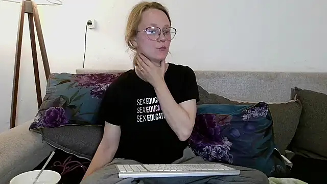 Snapshot of little-leni chatting on 04/10/26, 08:35 little-leni online show from 04/10/26, 08:35