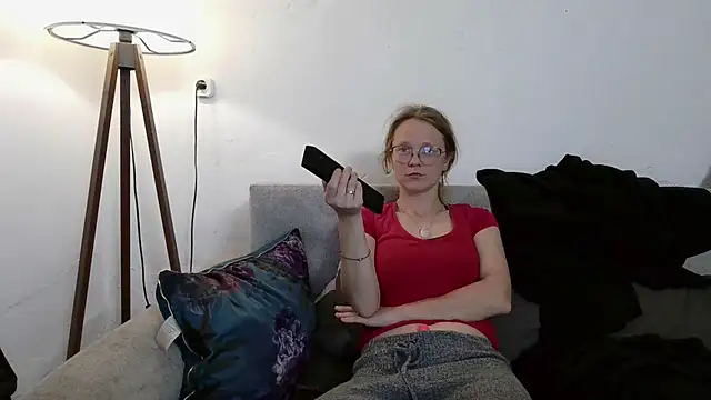Snapshot of little-leni chatting on 04/24/26, 08:33 little-leni online show from 04/24/26, 08:33