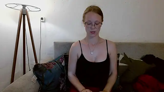 Snapshot of little-leni chatting on 04/25/26, 08:06 little-leni online show from 04/25/26, 08:06