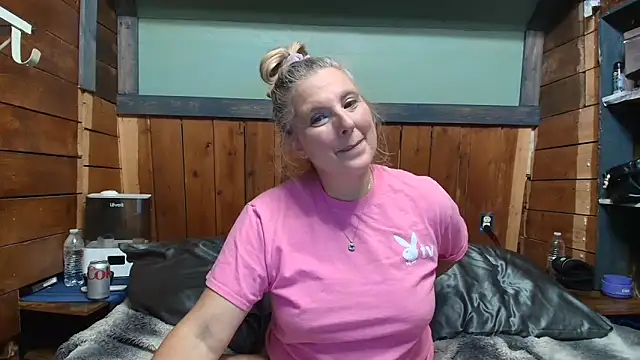 Snapshot of lisaxlovexxx chatting on 05/17/26, 02:42 lisaxlovexxx online show from 05/17/26, 02:42