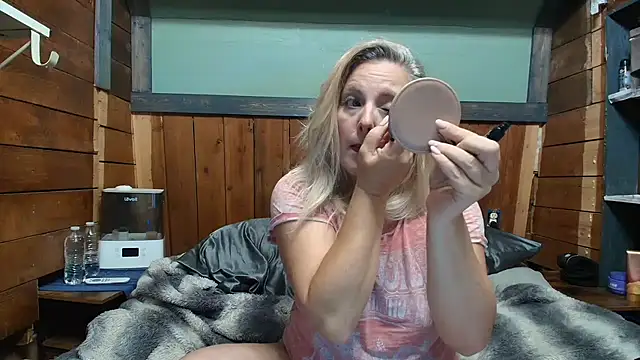 Snapshot of lisaxlovexxx chatting on 05/18/26, 01:02 lisaxlovexxx online show from 05/18/26, 01:02