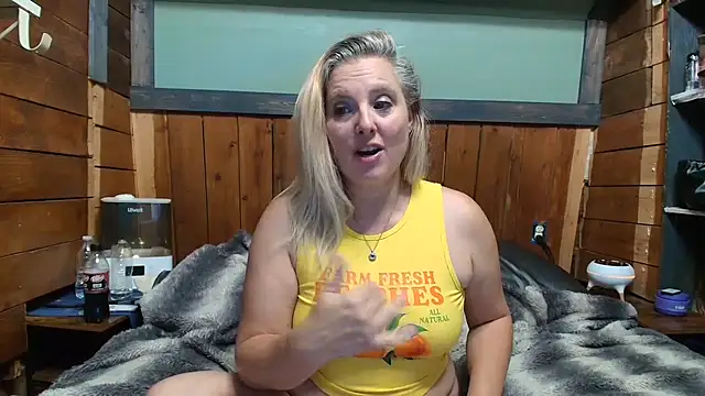 Snapshot of lisaxlovexxx chatting on 05/27/26, 01:57 lisaxlovexxx online show from 05/27/26, 01:57
