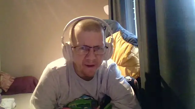 Snapshot of David250692 chatting on 11/28/25, 09:45 David250692 online show from 11/28/25, 09:45