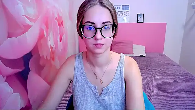 Snapshot of AliceAdams chatting on 12/13/24, 07:58 AliceAdams online show from 12/13/24, 07:58