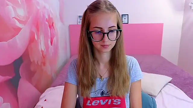 Snapshot of AliceAdams chatting on 09/17/25, 06:48 AliceAdams online show from 09/17/25, 06:48